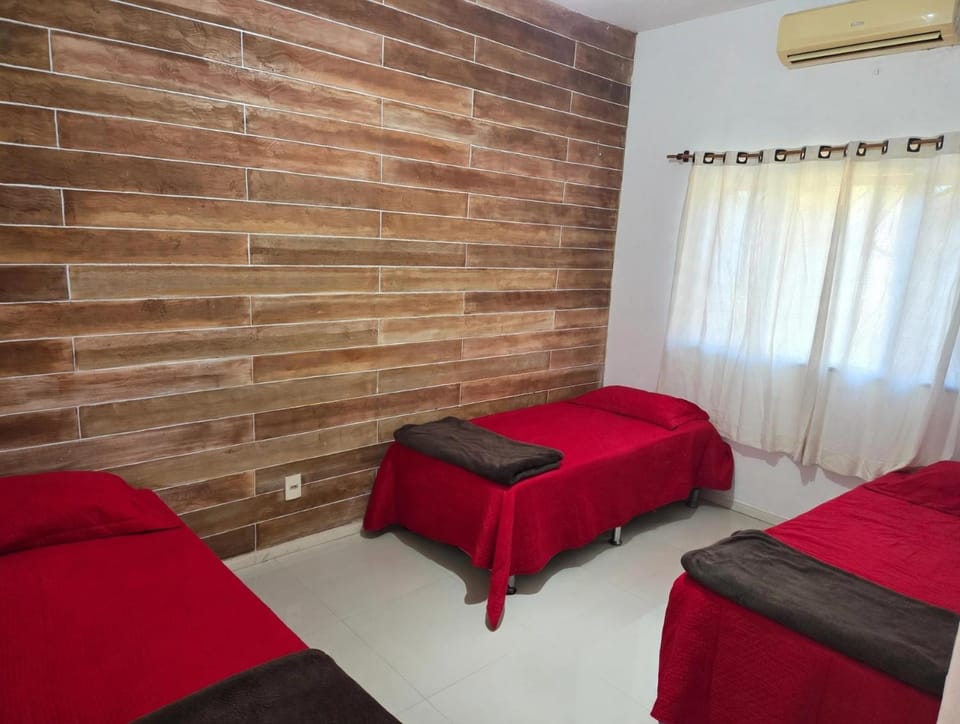 Casa 2 km da praia Aracagy e 3,5 km praia da litoranea, 4 quartos, piscina ,recebe 15 pessoas,prox av dos holandeses House in São Luís