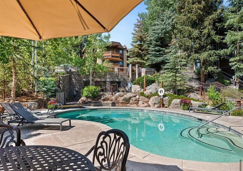 Corner Loft - Views, Pool, Hot Tubs, Sauna, Hiking Apartment in Snowmass Village