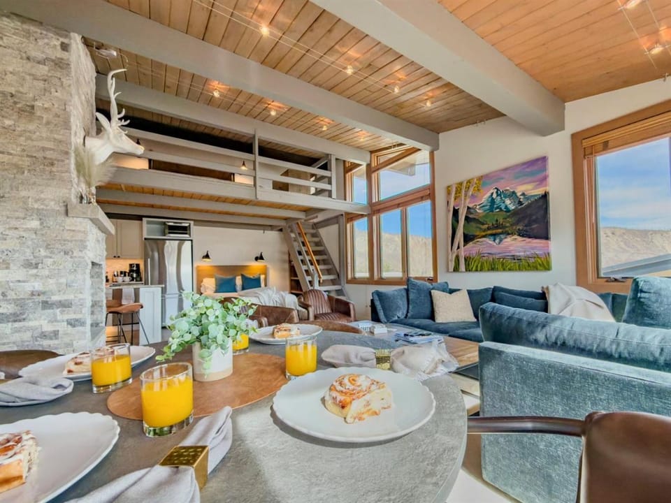 Corner Loft - Views, Pool, Hot Tubs, Sauna, Hiking Apartment in Snowmass Village