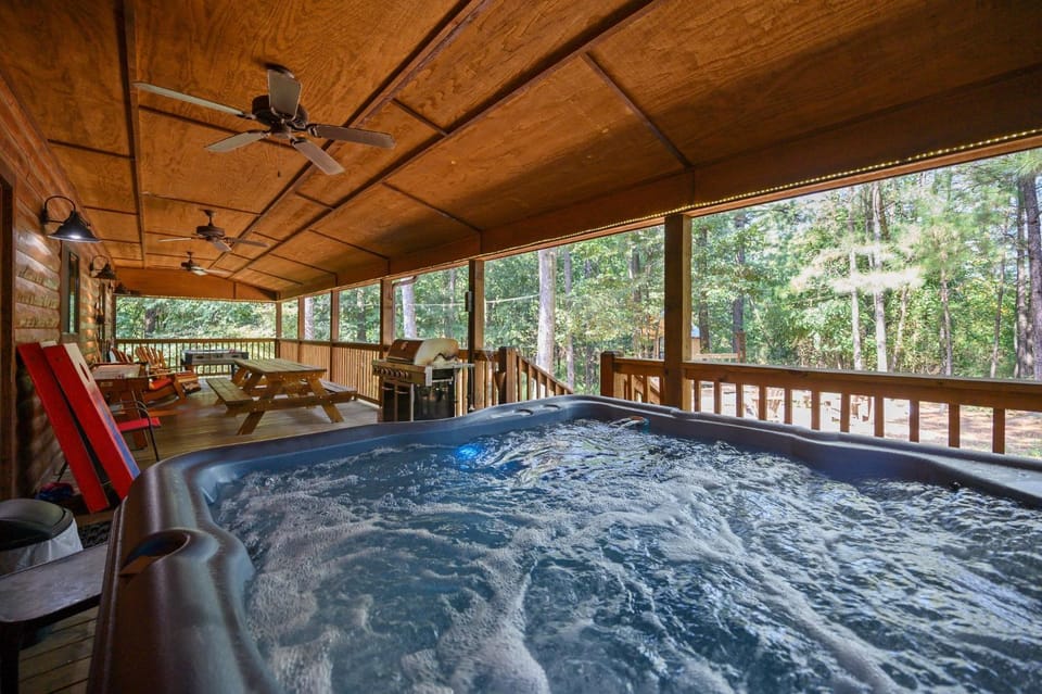 Treetop Hideaway! Shuffleboard, Hot Tub, Fire Ring, Bunks, games! House in Oklahoma