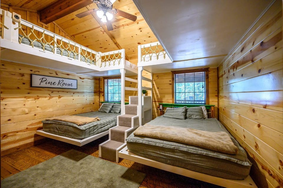 Treetop Hideaway! Shuffleboard, Hot Tub, Fire Ring, Bunks, games! House in Oklahoma