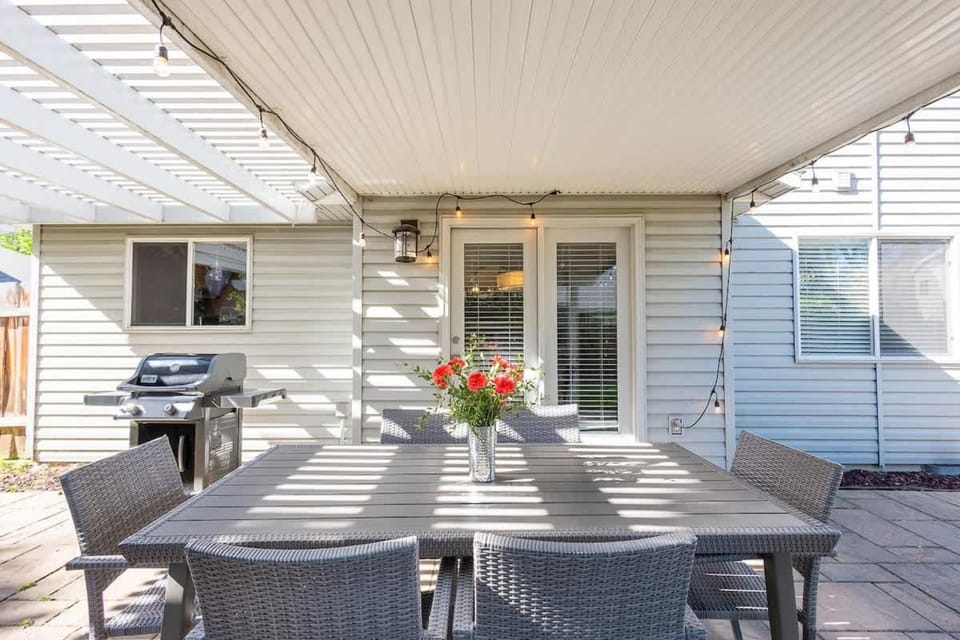 House for 15 with Firepit near The Village House in Meridian