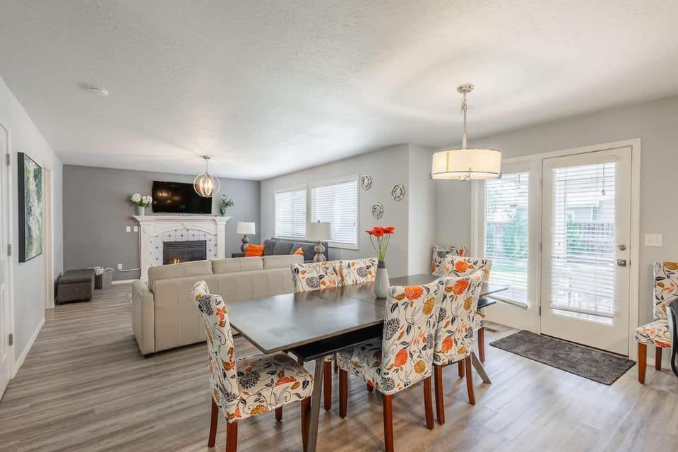 House for 15 with Firepit near The Village House in Meridian