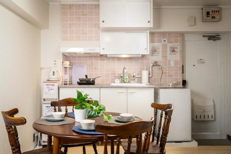 Coffee/tea facilities, Kitchen or kitchenette, Dining area, stove