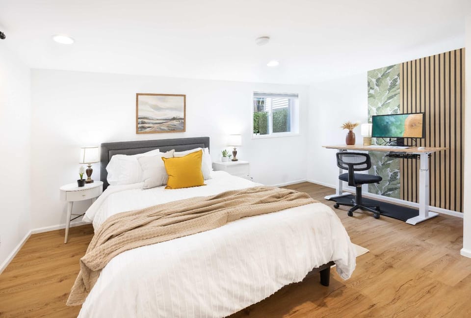 Artist 750sqft 2BR Basement Maple Leaf Park House in Seattle