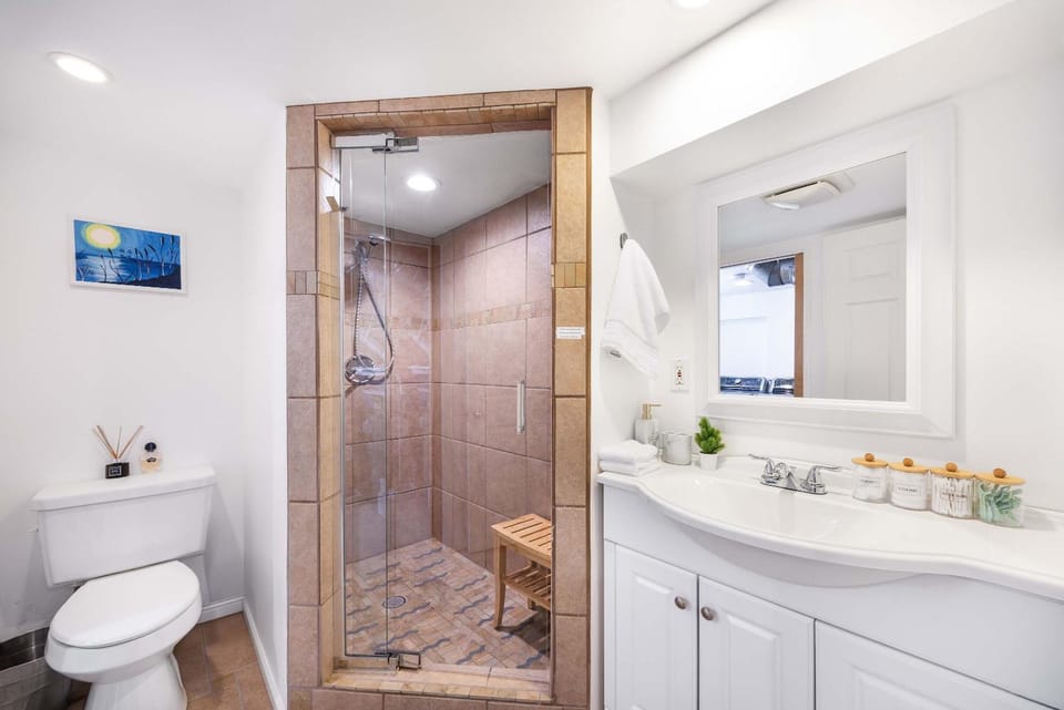 Artist 750sqft 2BR Basement Maple Leaf Park House in Seattle