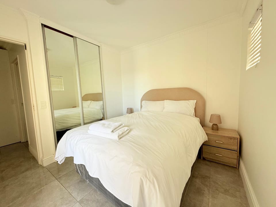 Italian luxe 6 sleeper apartment near canal walk Apartment in Cape Town