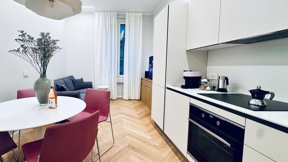 Kitchen or kitchenette, Lounge or bar, Dining area, stove