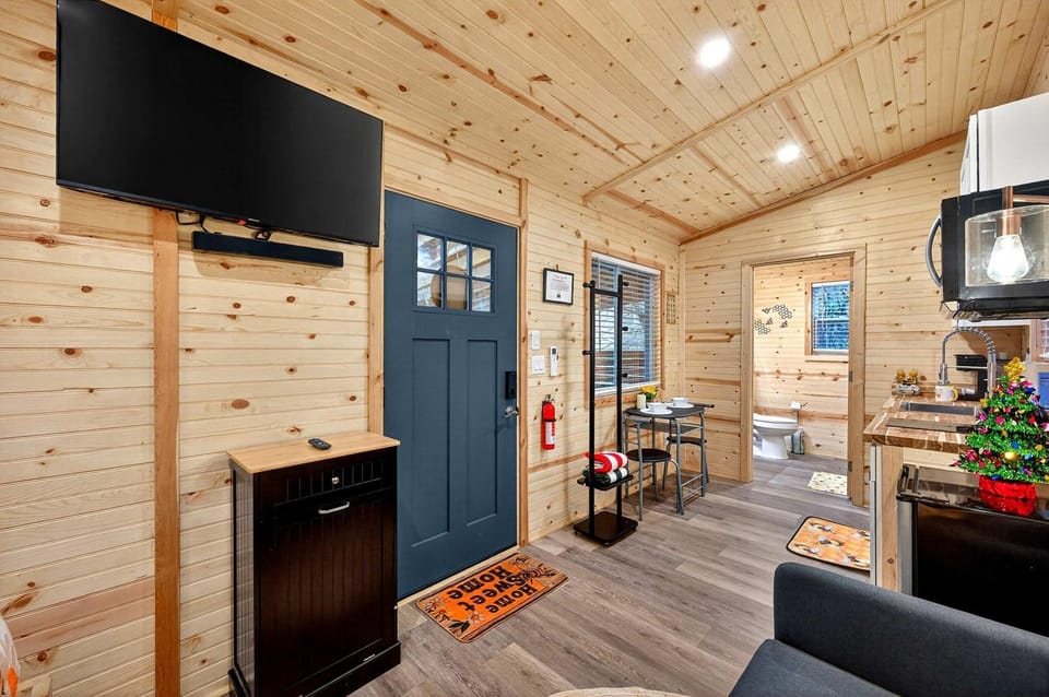 Tiny Retreat-Huge Covered Deck Hot Tub Lake Access House in Douglas Lake
