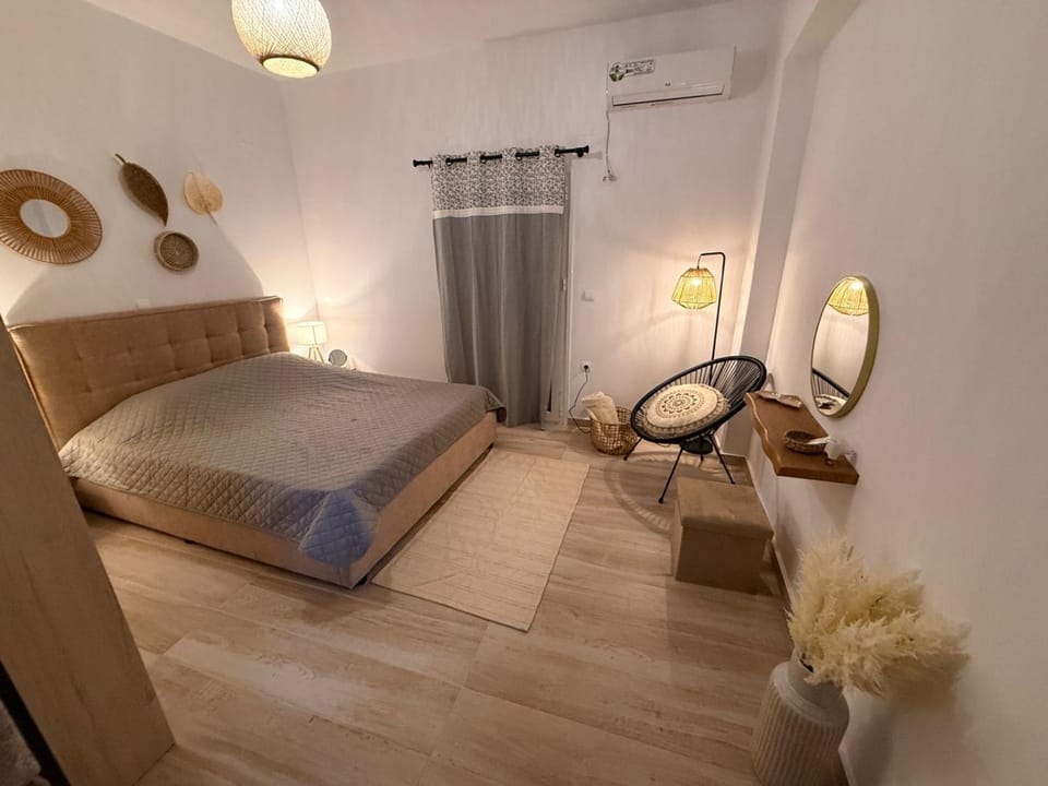 Bed, Photo of the whole room, Bedroom, air conditioner