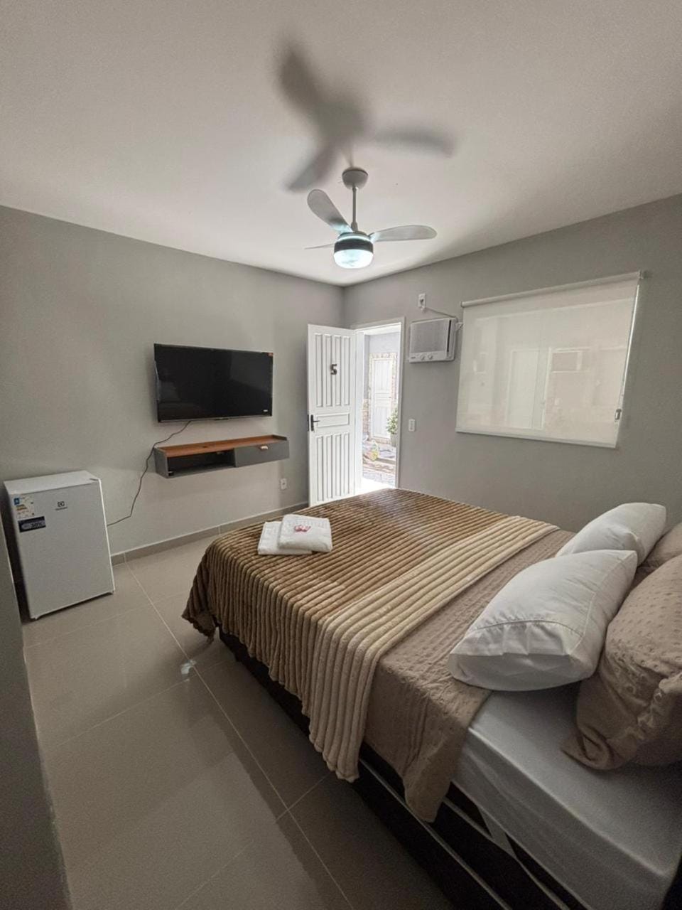 Bed, Bedroom, minibar