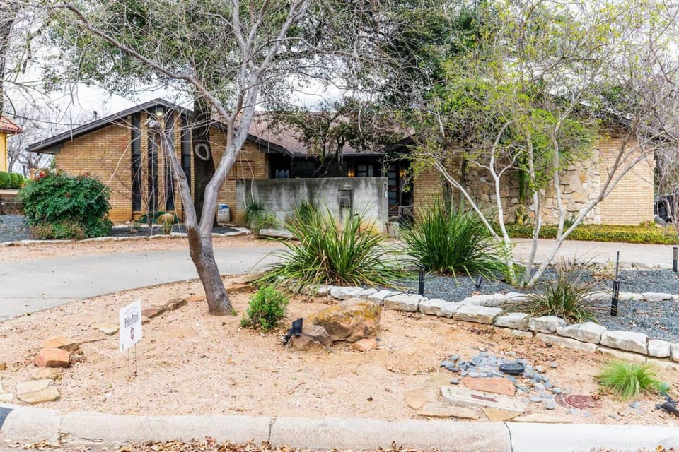 Luxe Dallas Estate Nearly Half Acre Skyline Views Villa in Dallas