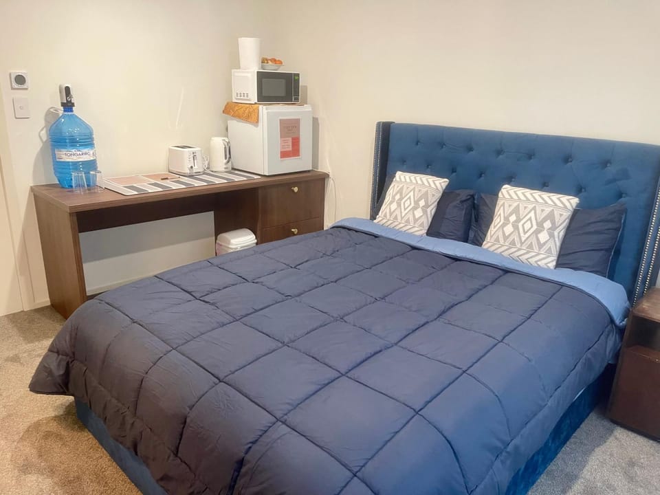 Modern Ensuite Room with Light Kitchenette & Private Entrance in Cromwell Vacation rental in Otago