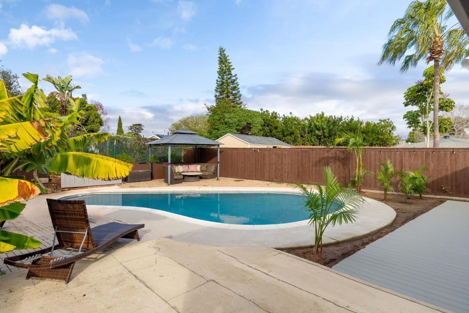 Pool view, Swimming pool, sunbed