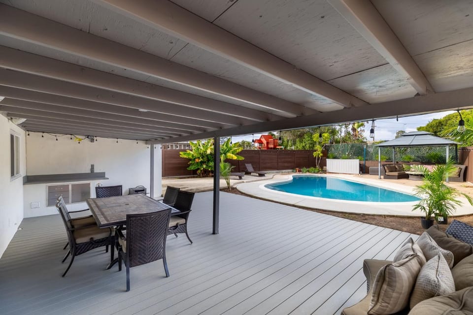 Patio, Dining area, Pool view, Swimming pool, sunbed