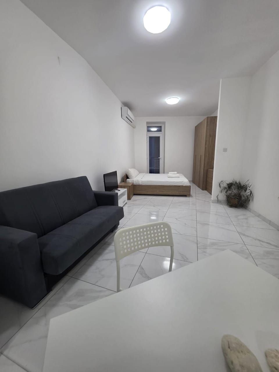 Bed, Living room, Photo of the whole room, Seating area, Bedroom