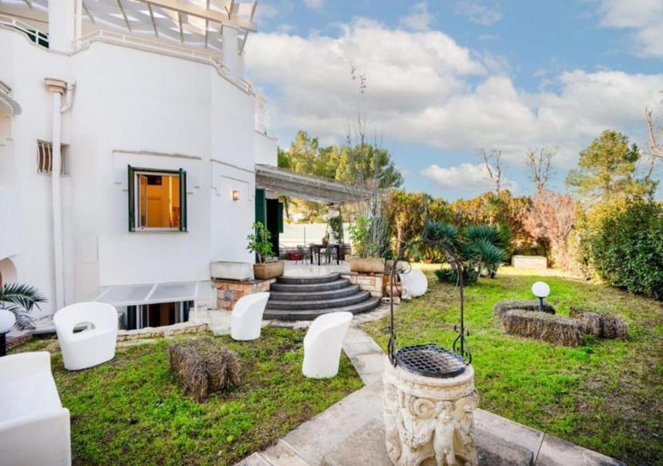 Property building, Patio, Spring, Day, Garden, Garden view