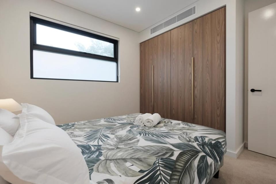 Luxe 3-bedroom Townhouse in Miranda underground parking House in Sydney
