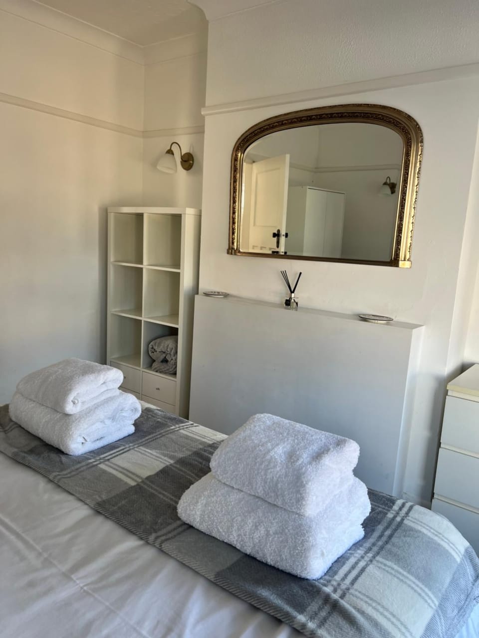 Bedroom, towels