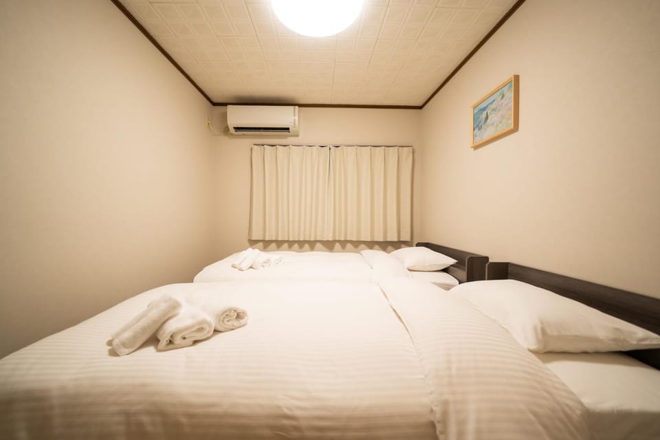 Bed, Photo of the whole room, Bedroom, air conditioner