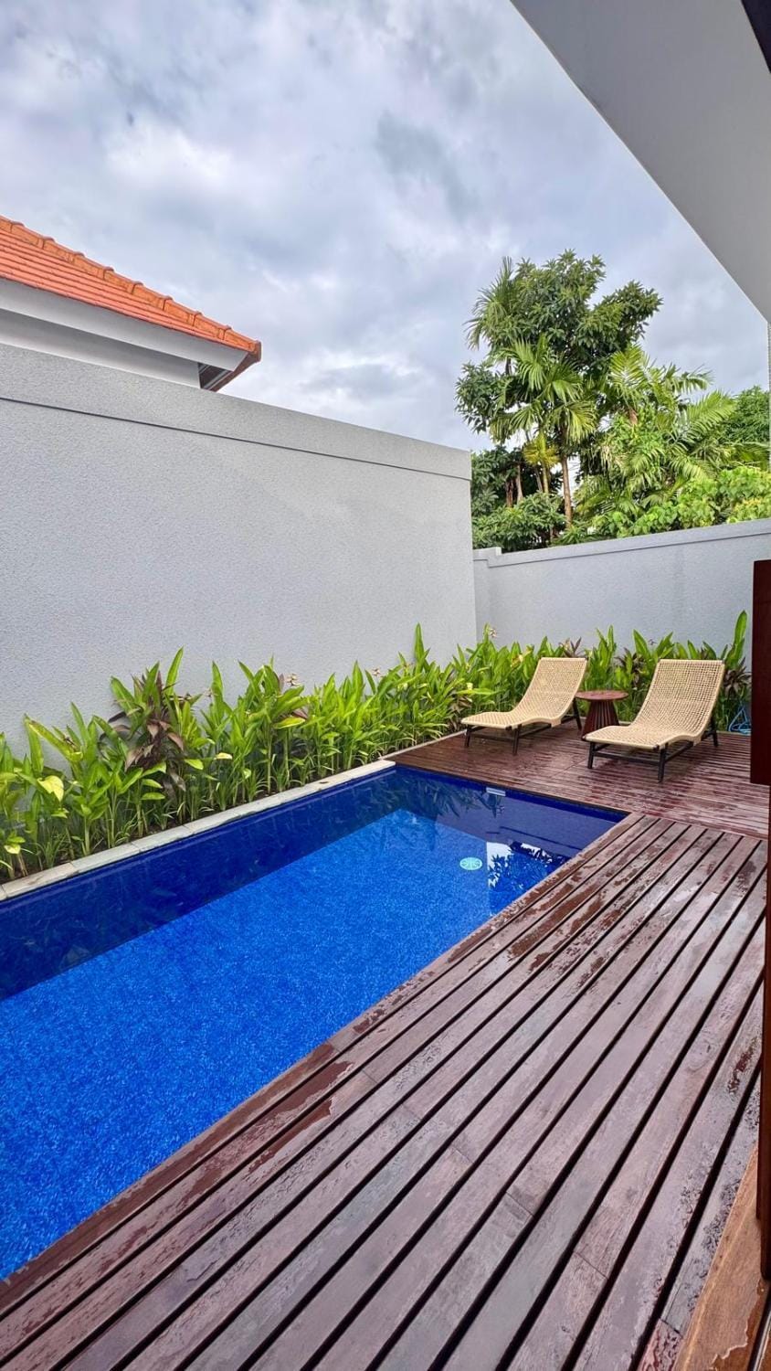 Pool view, Swimming pool, sunbed