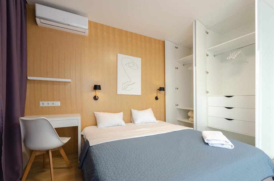 Bed, Bedroom, wardrobe, air conditioner