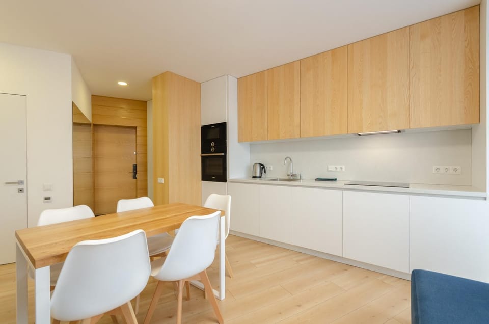 Dining area, pet friendly, stove, kitchen