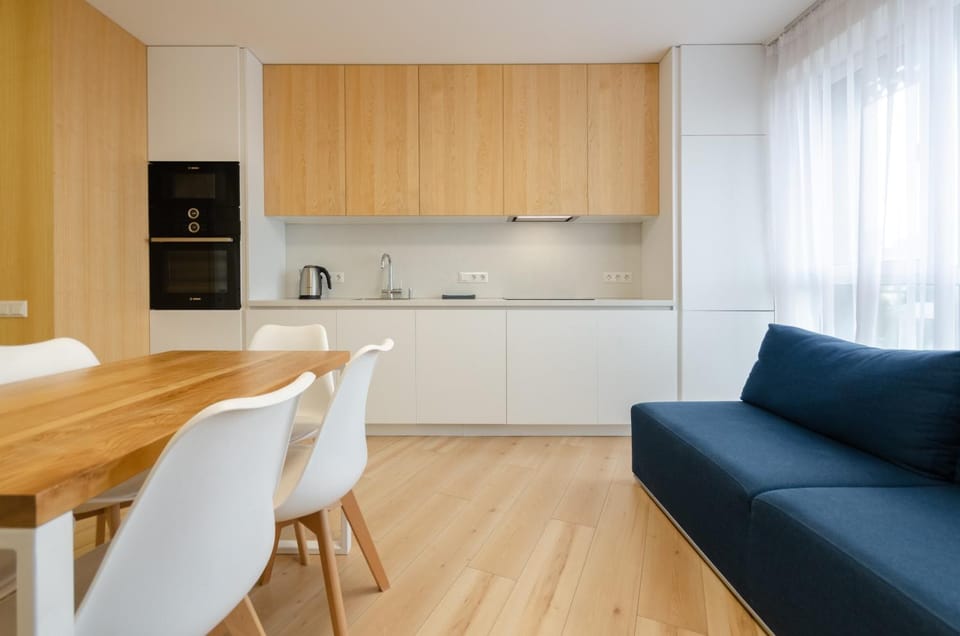 Dining area, pet friendly, stove, kitchen