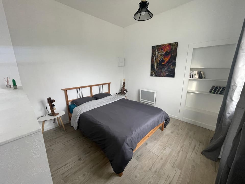 Bed, Photo of the whole room, Bedroom