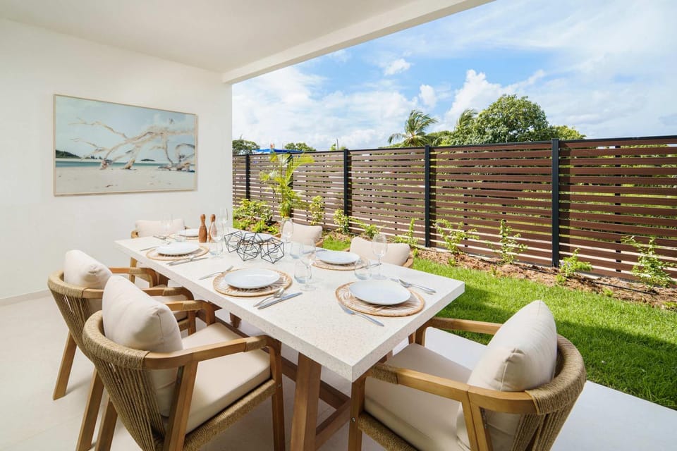 Wooden Tone LUX 2BR Walk to Beach Sky Pool Deck House in Saint James
