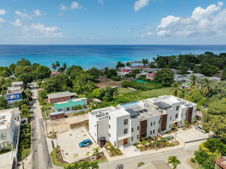 Wooden Tone LUX 2BR Walk to Beach Sky Pool Deck House in Saint James