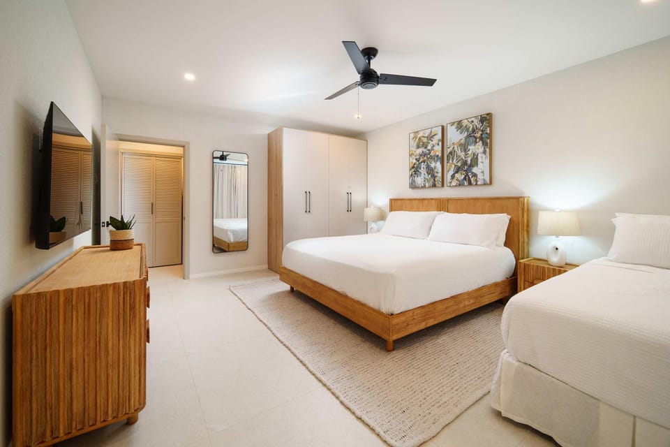 Wooden Tone LUX 2BR Walk to Beach Sky Pool Deck House in Saint James