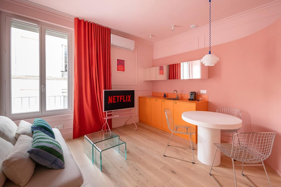 Kitchen or kitchenette, Seating area
