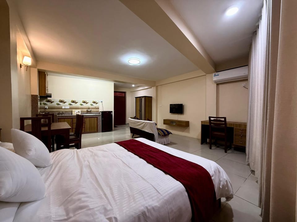 Bed, TV and multimedia, Living room, Photo of the whole room, Seating area, Bedroom, wardrobe, air conditioner