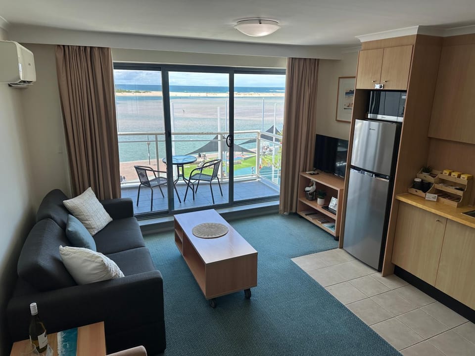 TV and multimedia, View (from property/room), Balcony/Terrace, Living room, Seating area
