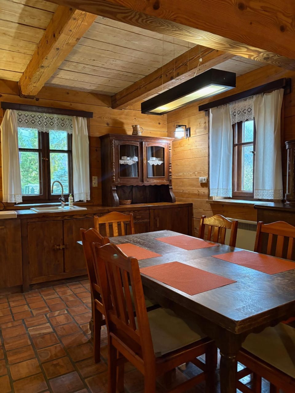 Kitchen or kitchenette, Dining area