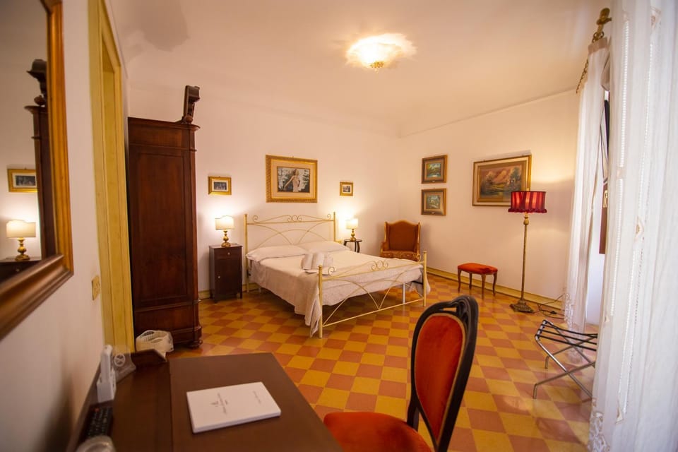 Bed, Photo of the whole room, Decorative detail, Bedroom