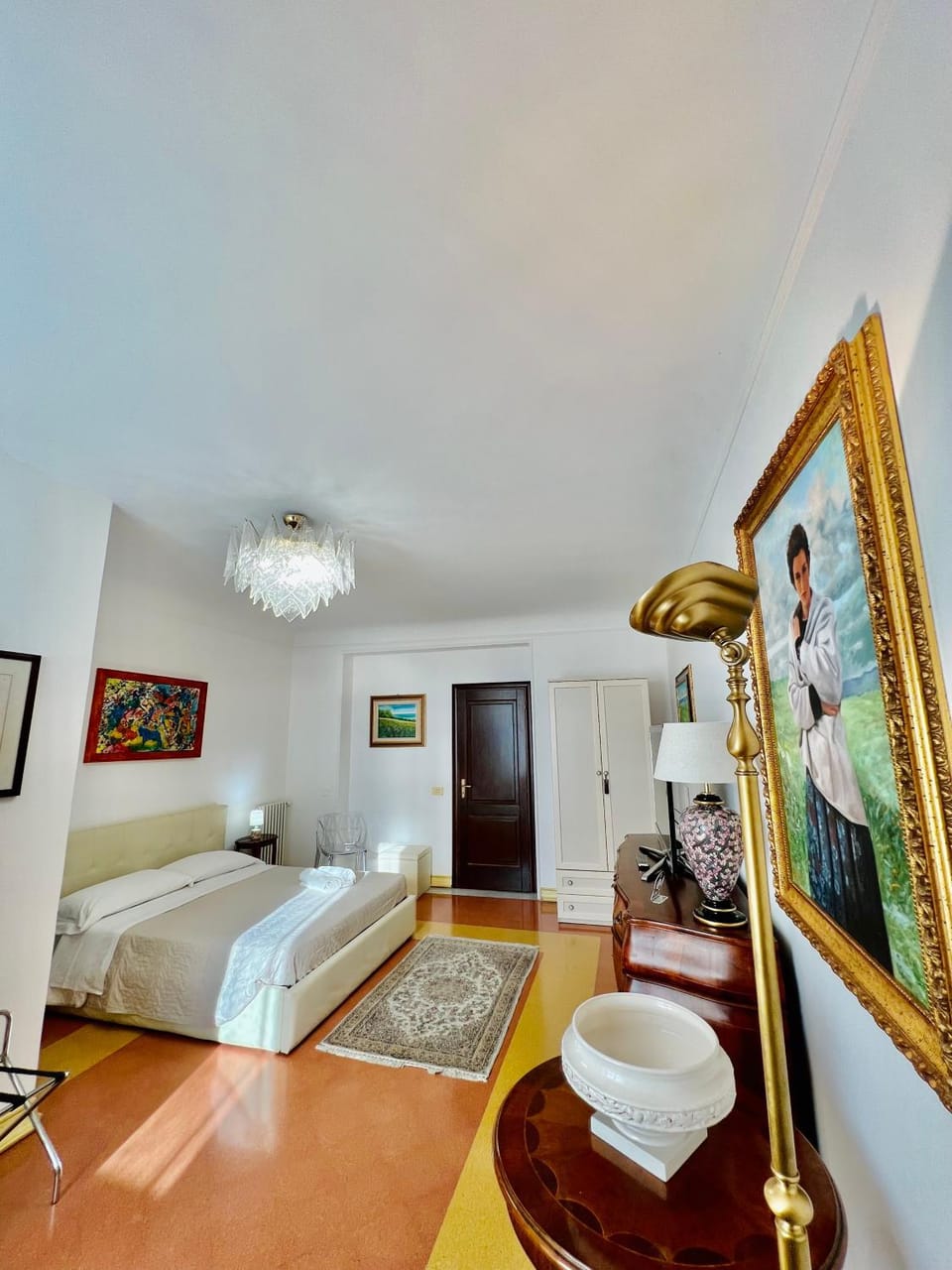 Bed, TV and multimedia, Living room, Photo of the whole room, Seating area, Bedroom, wardrobe
