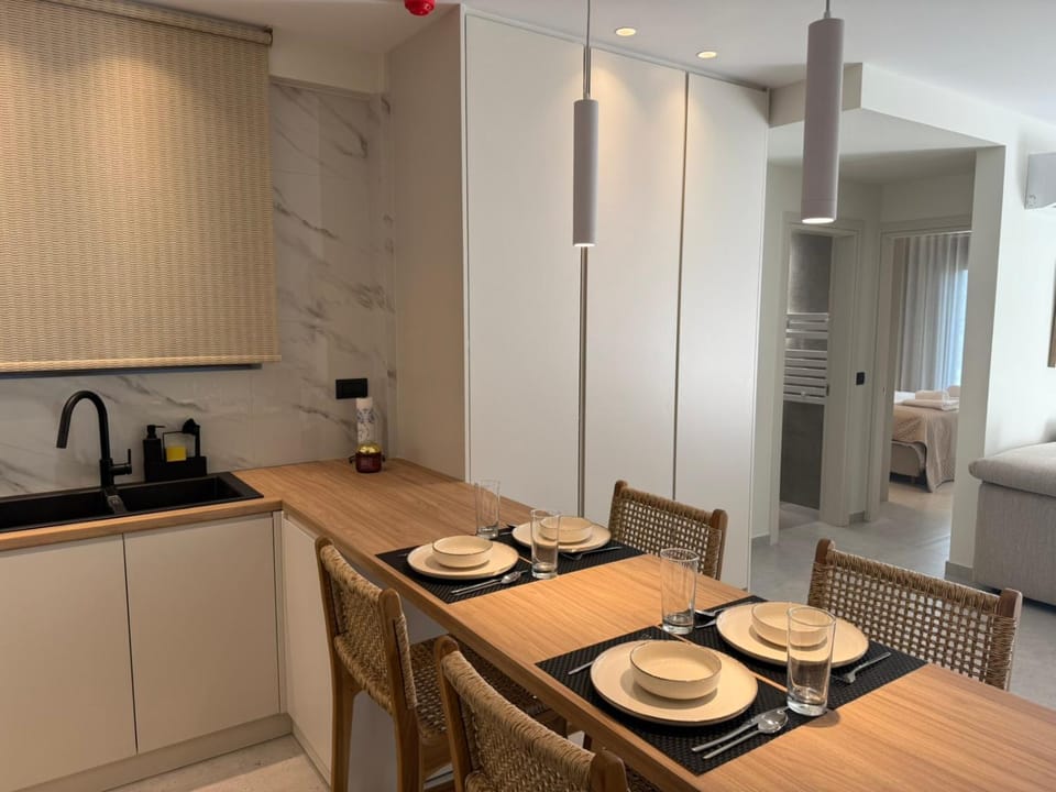 Coffee/tea facilities, Kitchen or kitchenette, Dining area, dishwasher, stove