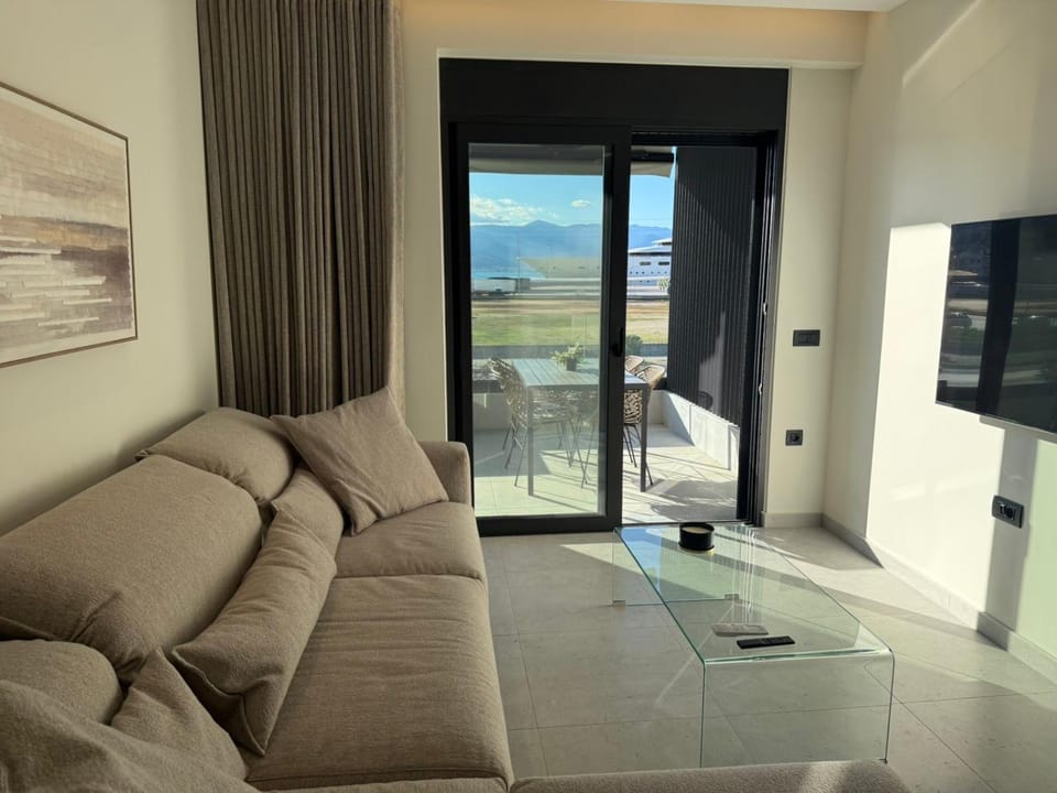 Natural landscape, TV and multimedia, Living room, Seating area
