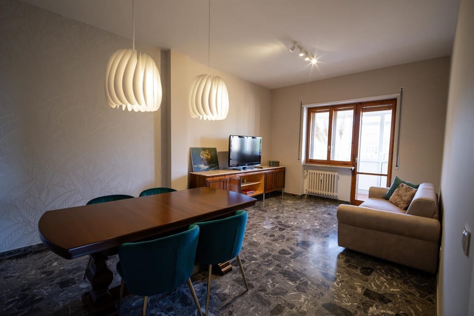 TV and multimedia, Living room, Seating area, Dining area