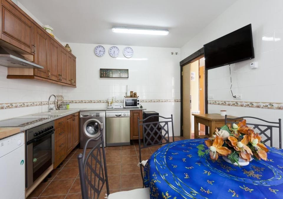 Communal kitchen, Food