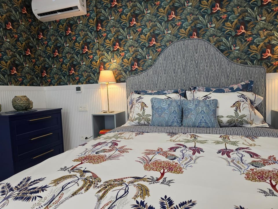 Bed, Bedroom, wardrobe, air conditioner