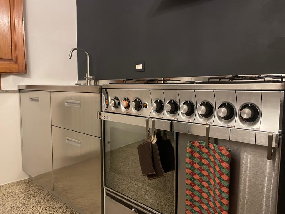 Kitchen or kitchenette, oven, stove