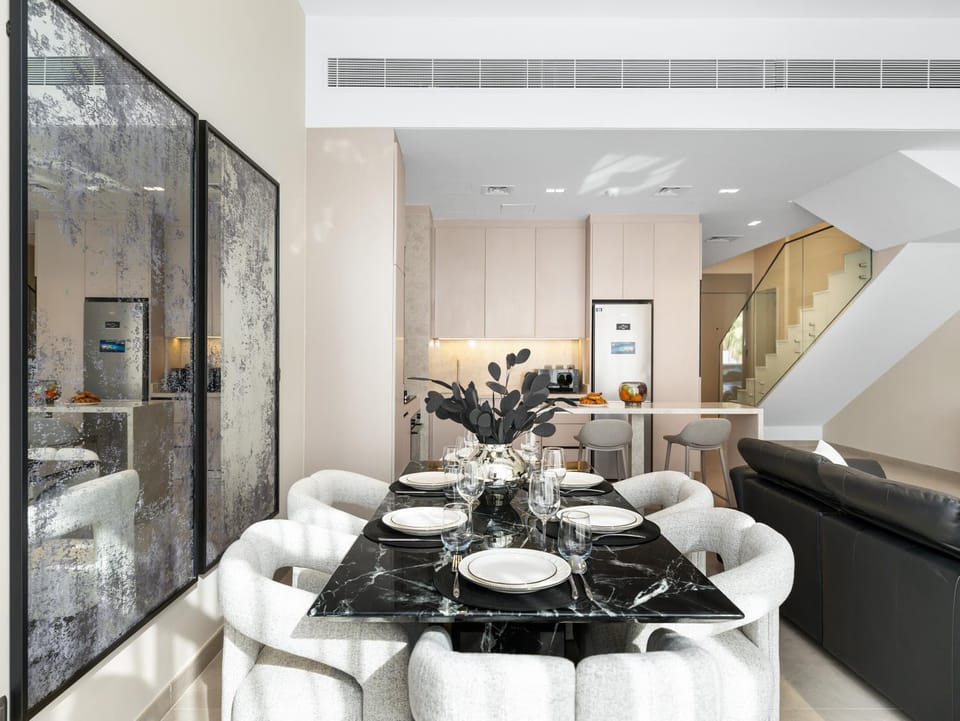 LUX 4BD Villa, PS5, Minutes from Golf & Downtown Apartment in Dubai
