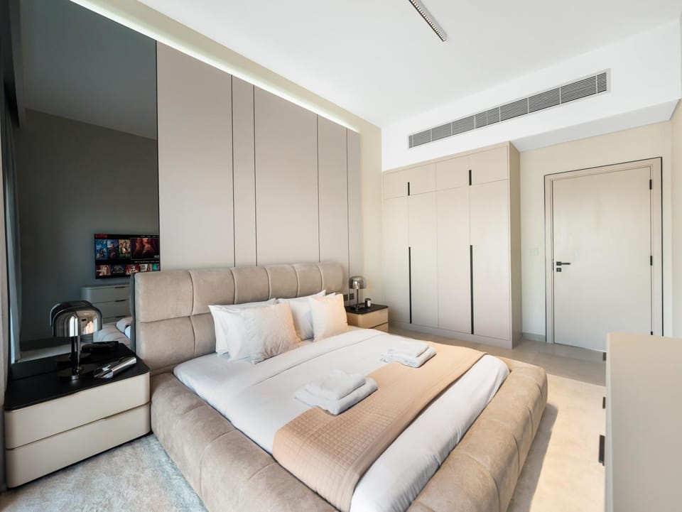 LUX 4BD Villa, PS5, Minutes from Golf & Downtown Apartment in Dubai