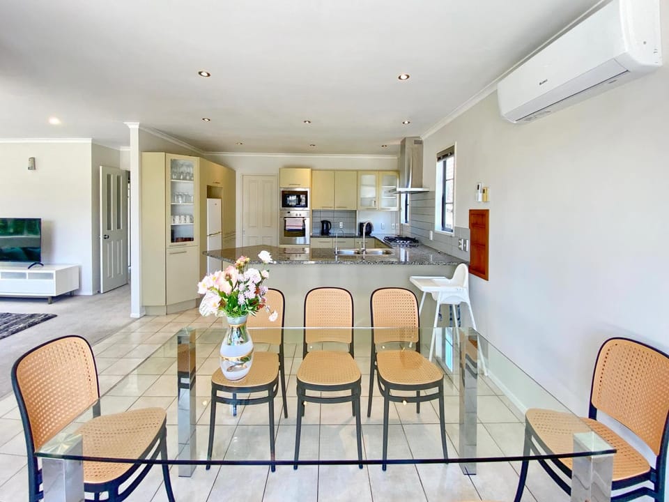 Dannemora Elegance, close Botany Shopping Centre House in Auckland