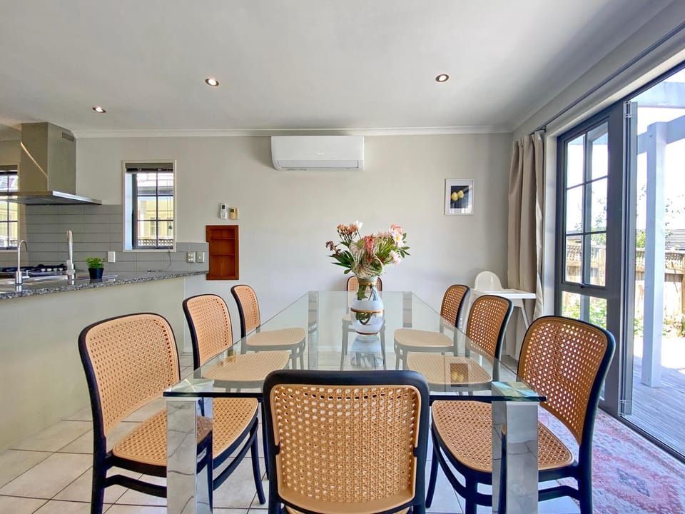 Dannemora Elegance, close Botany Shopping Centre House in Auckland