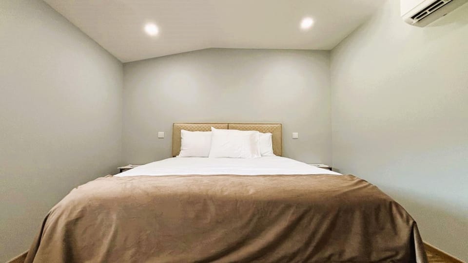 Bed, Photo of the whole room, Bedroom, air conditioner