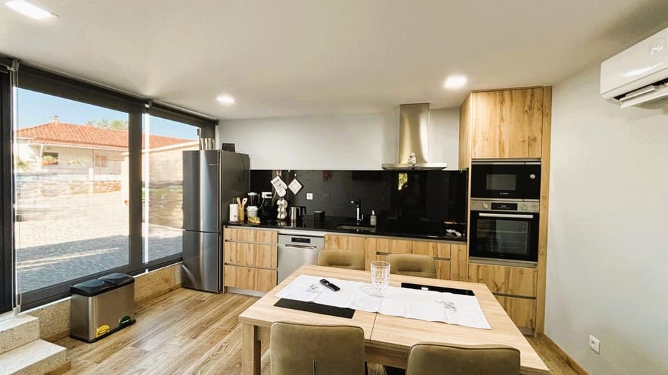 Coffee/tea facilities, Kitchen or kitchenette, Dining area, dishwasher, oven, stove, toaster